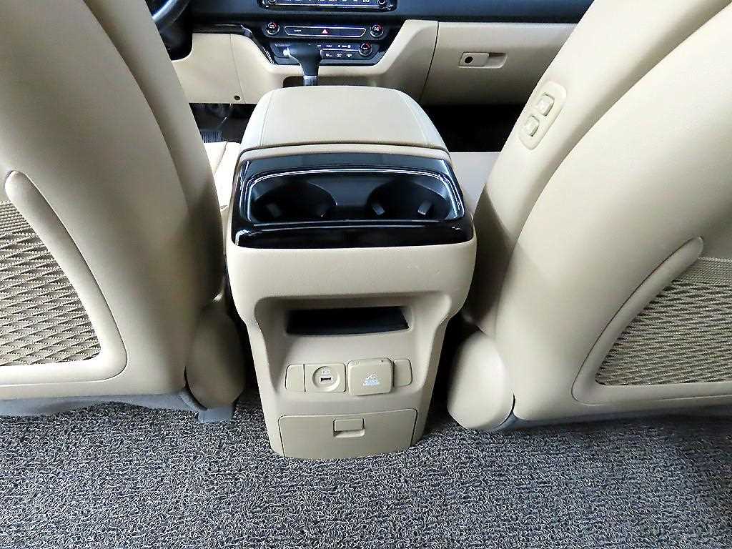 KIA Carnival - Vista 12