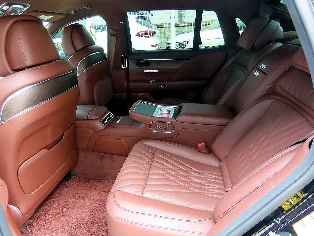 Genesis G90 - Vista 6