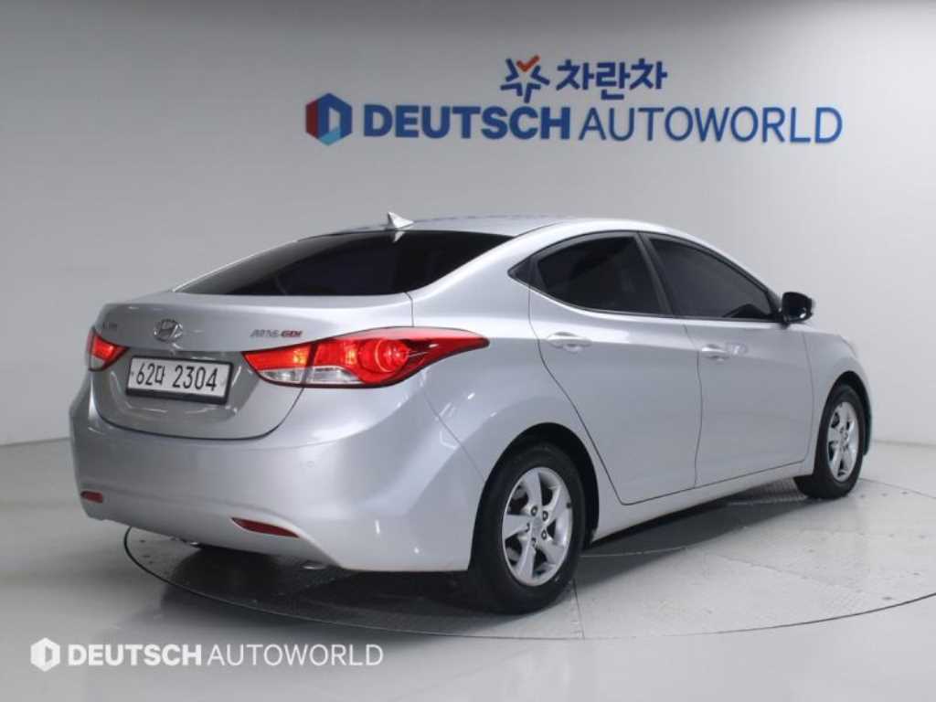 HYUNDAI Avante - Vista 2