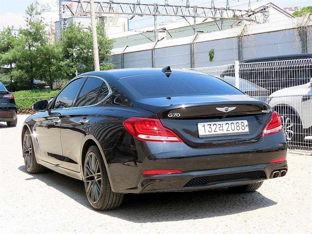 Genesis G70 - Vista 3