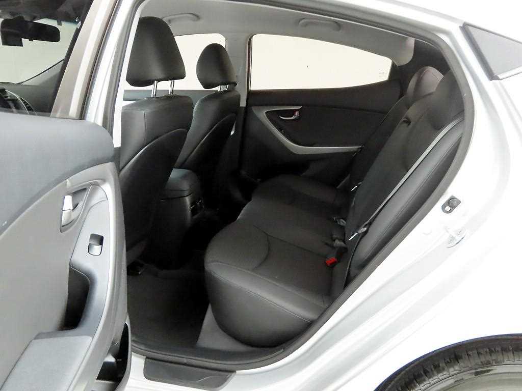 HYUNDAI Avante - Vista 12