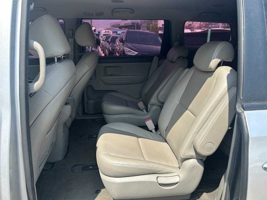 KIA Carnival - Vista 10