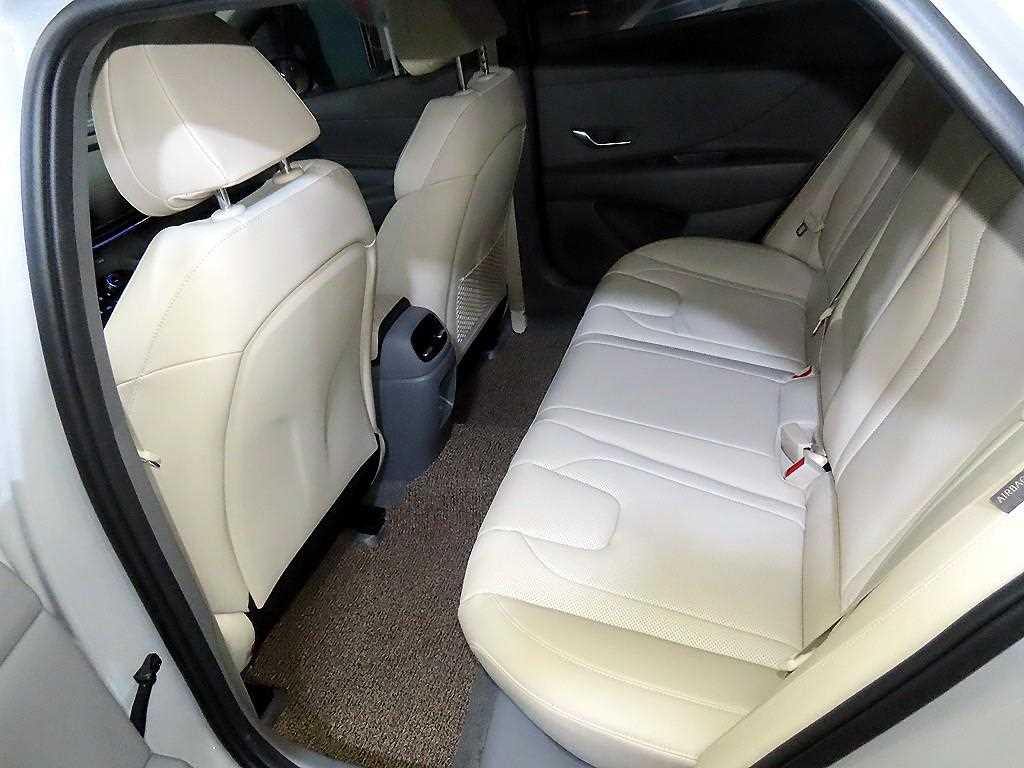 HYUNDAI Avante - Vista 7