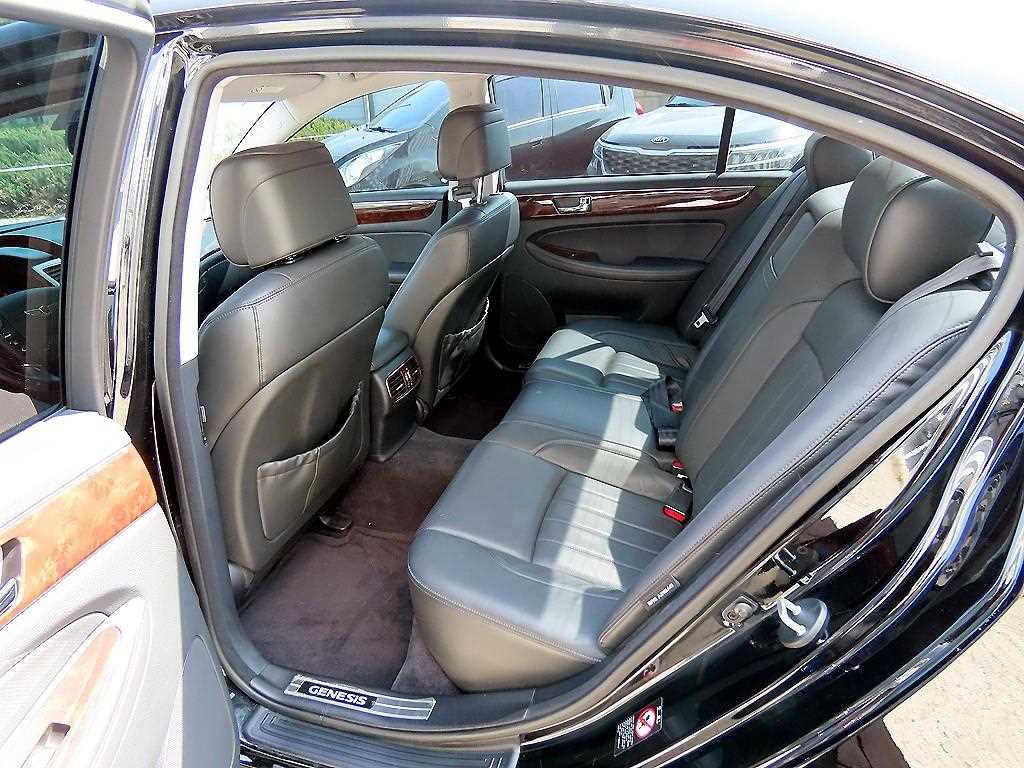HYUNDAI Genesis - Vista 6