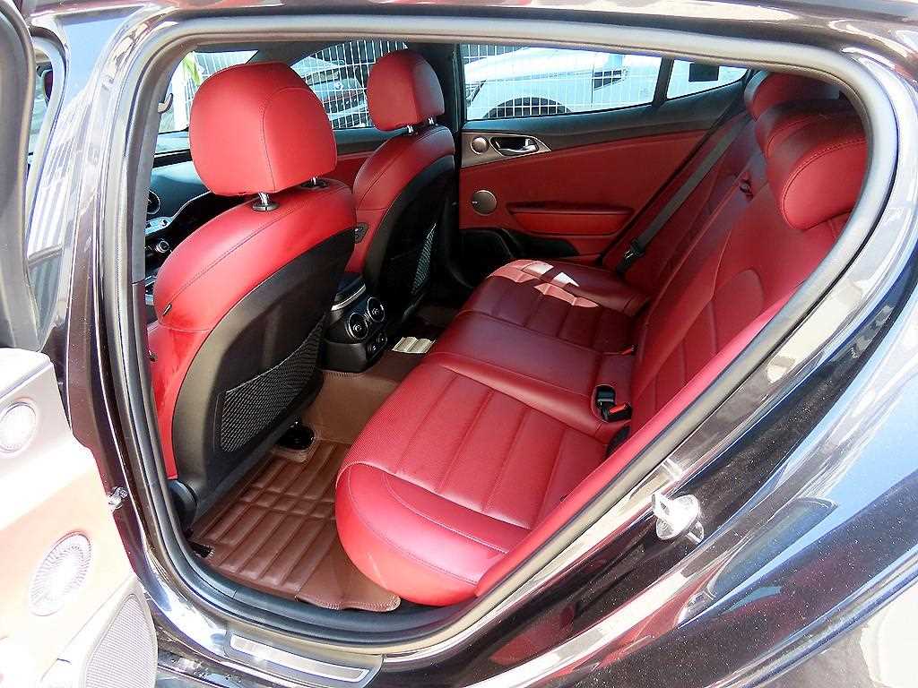KIA Stinger - Vista 6