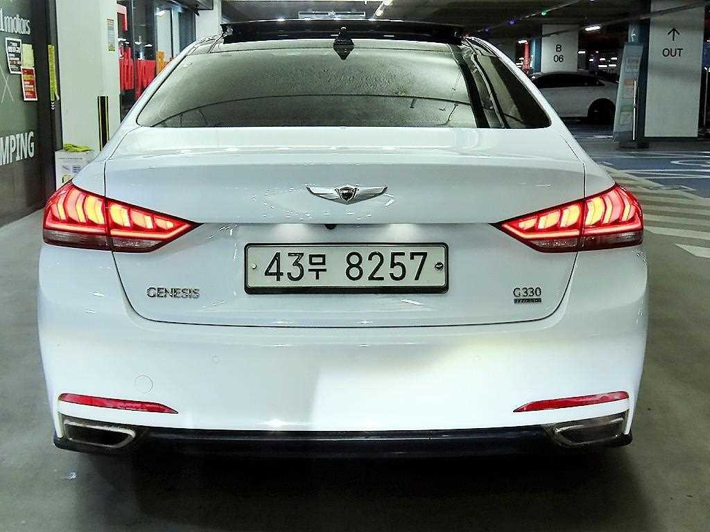 HYUNDAI Genesis - Vista 5