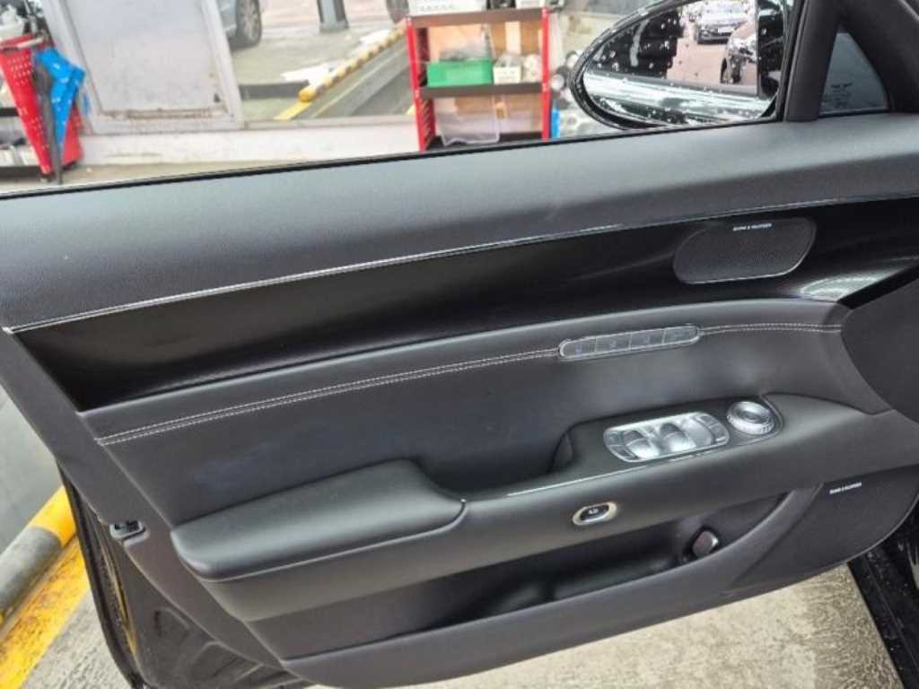 Genesis G90 - Vista 8