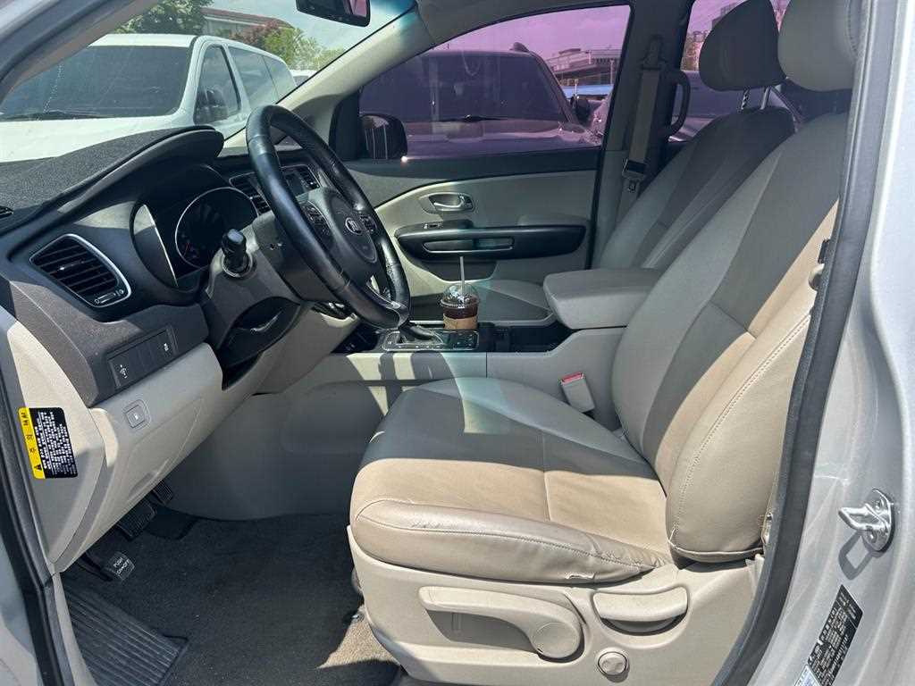 KIA Carnival - Vista 11