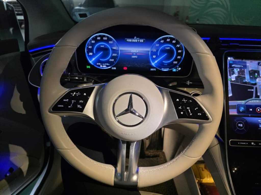 Mercedes Benz EQE - Vista 4