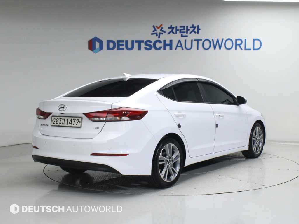 HYUNDAI Avante - Vista 2
