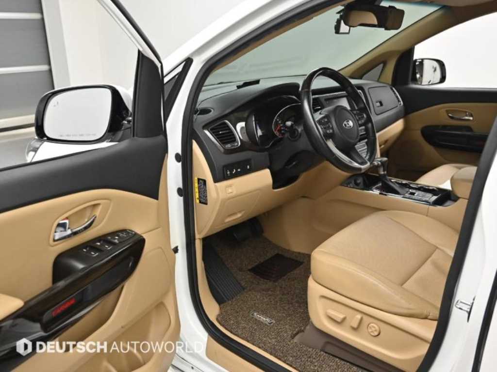 KIA Carnival - Vista 11