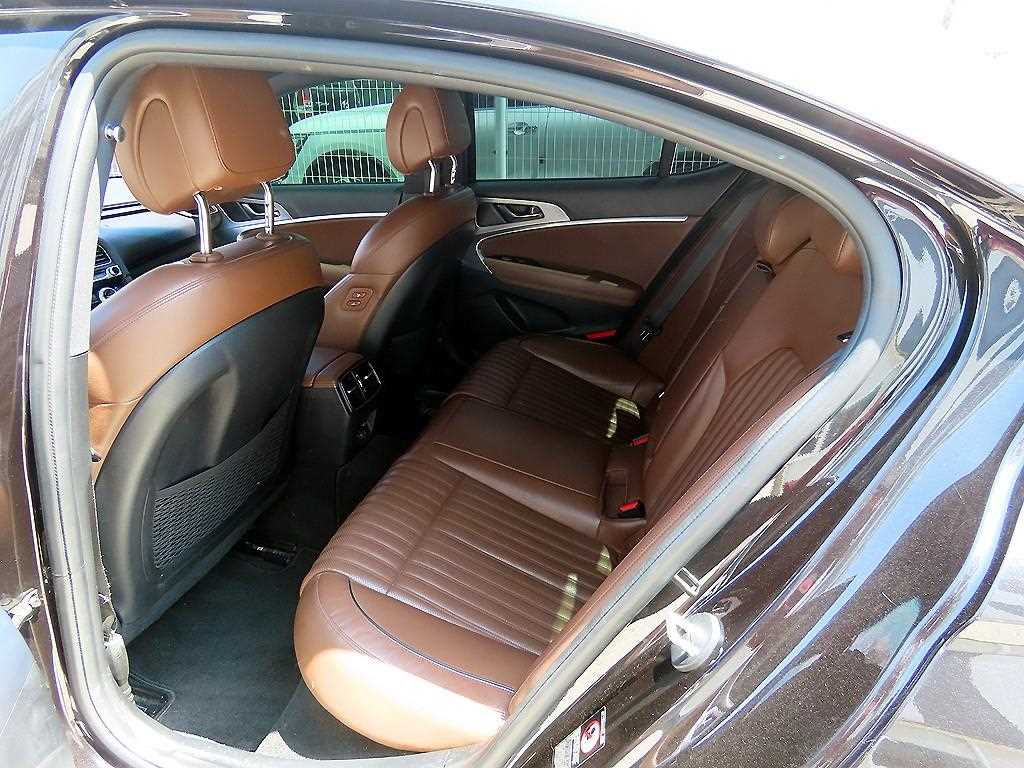 Genesis G70 - Vista 6