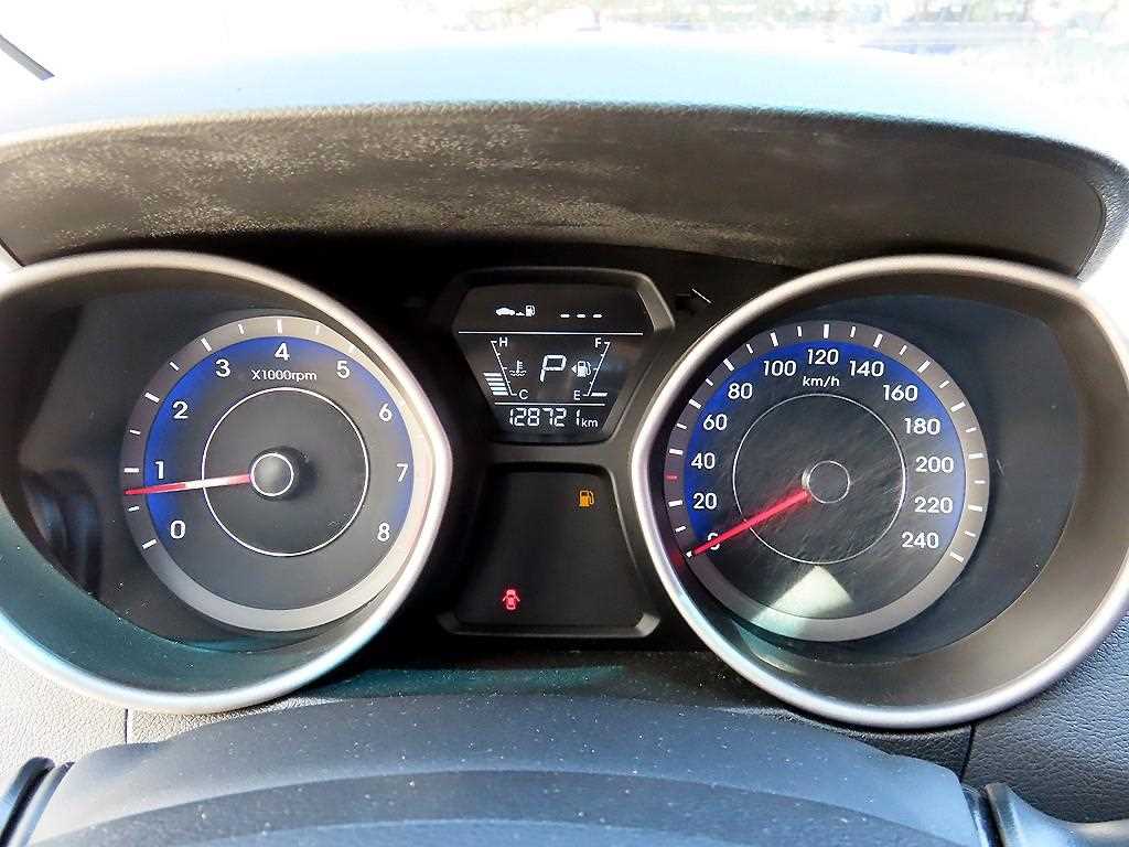 HYUNDAI Avante - Vista 9