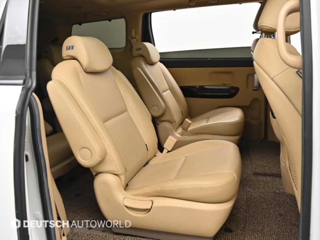 KIA Carnival - Vista 12