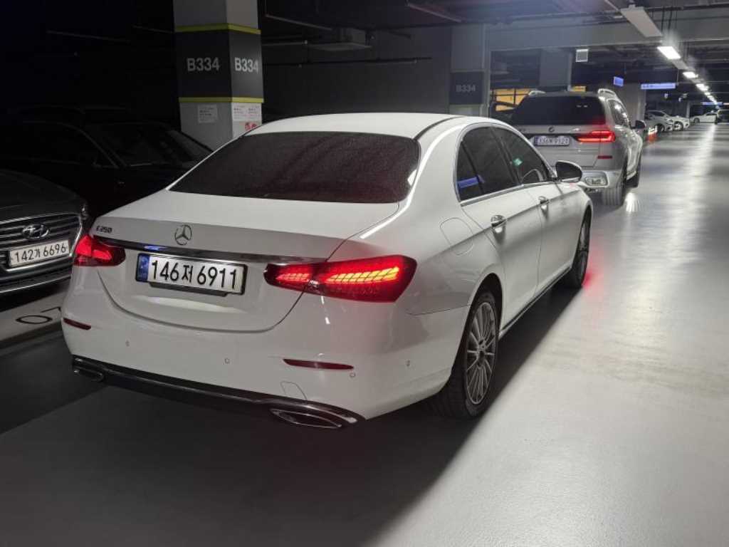 Mercedes Benz E class - Vista 4