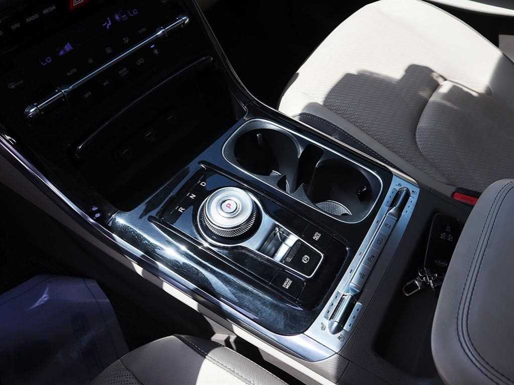 KIA Carnival - Vista 12