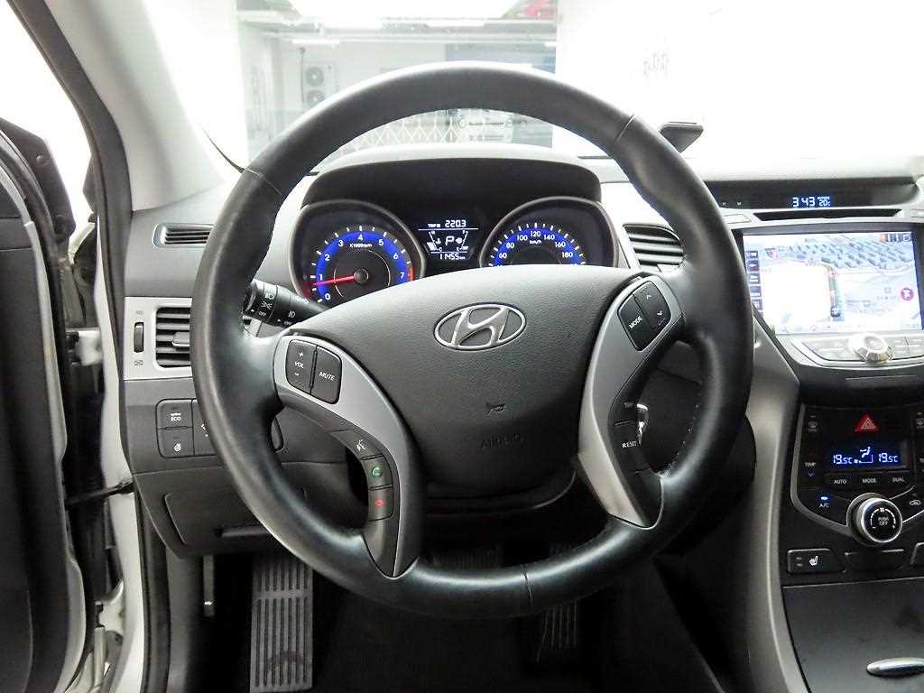 HYUNDAI Avante - Vista 7