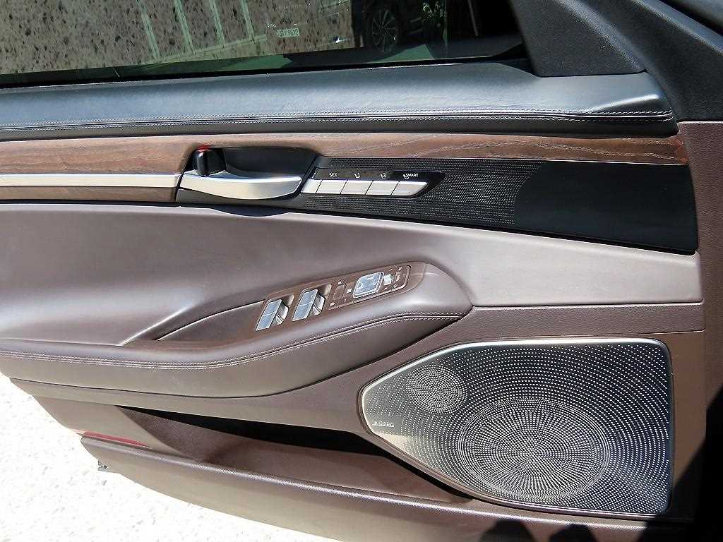Genesis G90 - Vista 12