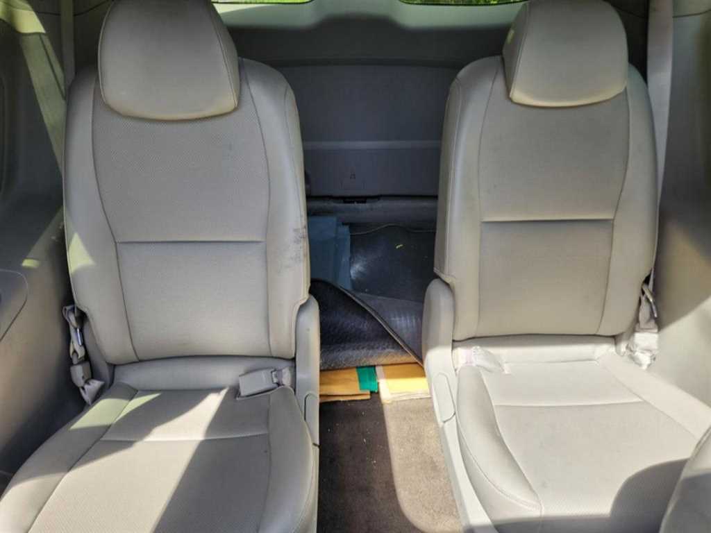 KIA Carnival - Vista 11