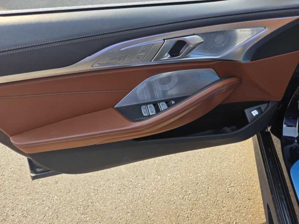 BMW 8 Series - Vista 4
