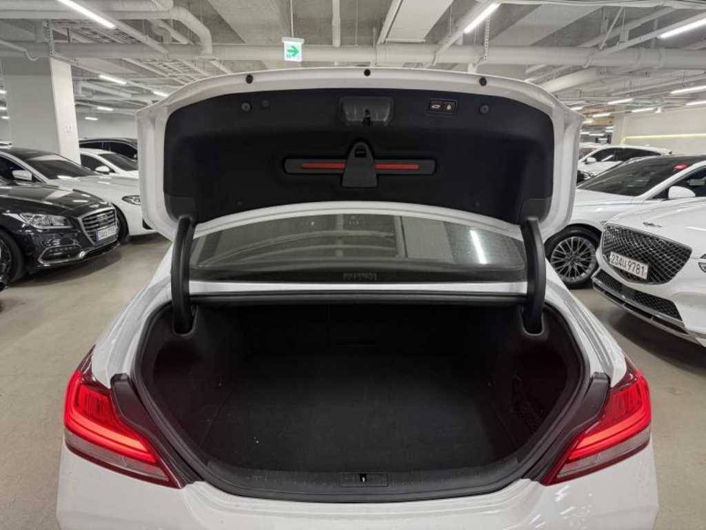 Genesis G70 - Vista 9