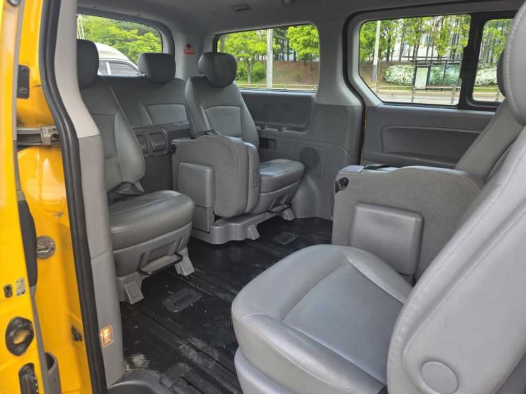 HYUNDAI Starex - Vista 6