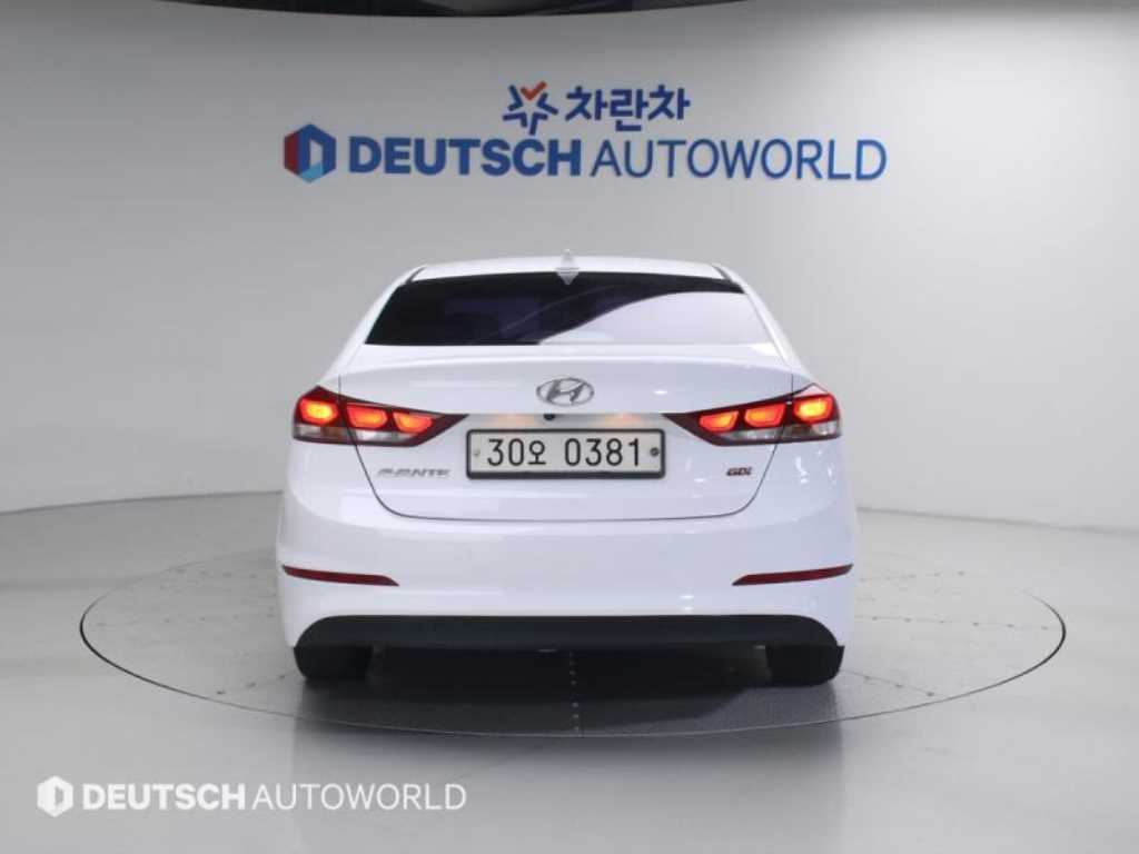 HYUNDAI Avante - Vista 5