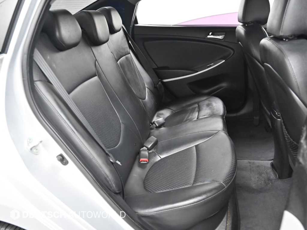 HYUNDAI Accent - Vista 12
