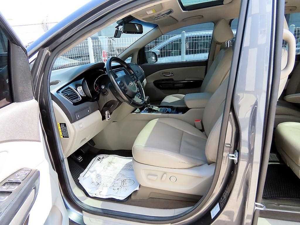 KIA Carnival - Vista 5