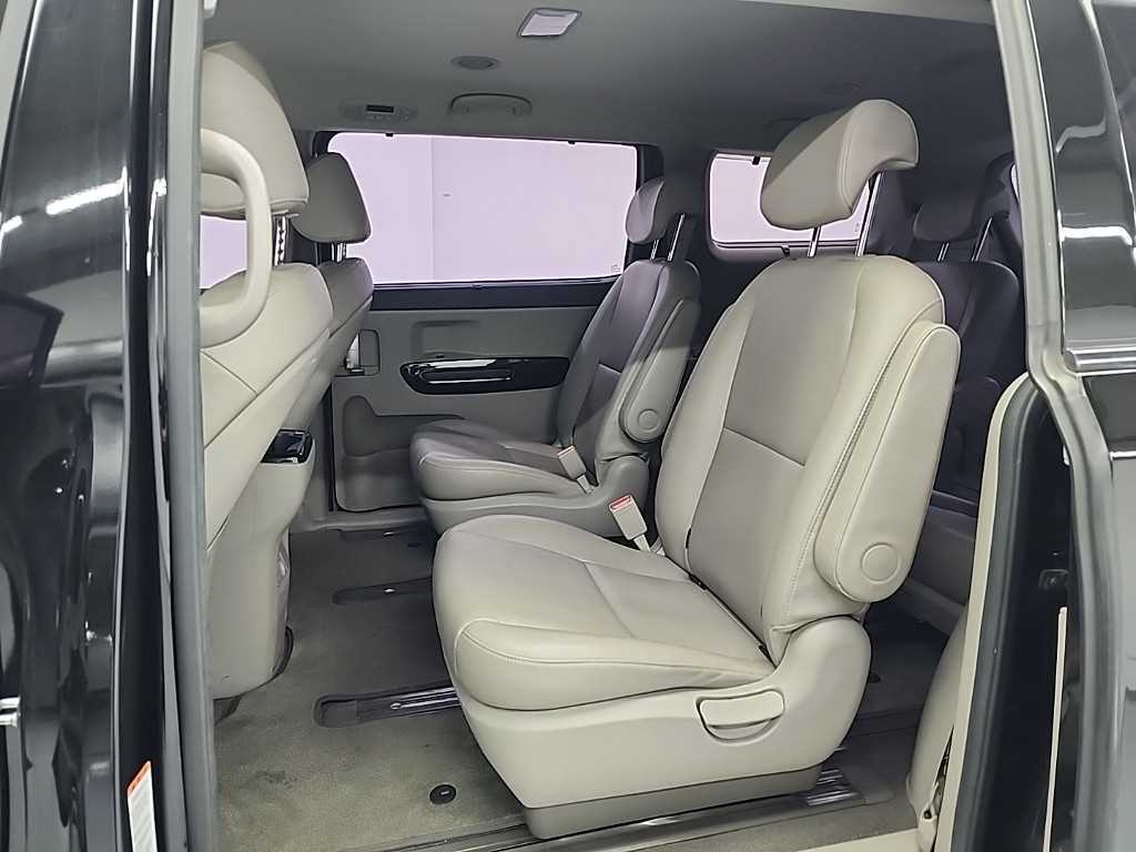 KIA Carnival - Vista 12