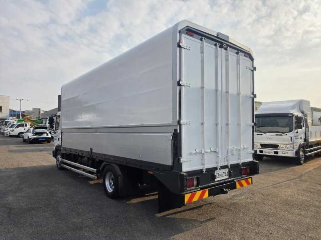 medium and large cargo truck - Vista 8