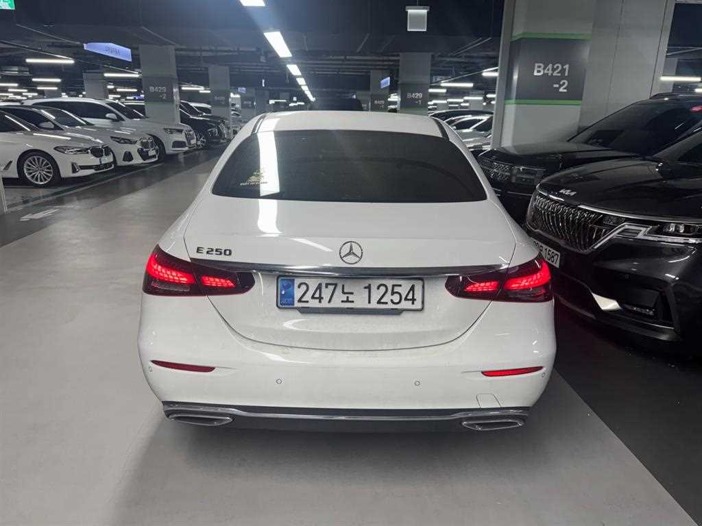 Mercedes Benz E class - Vista 3