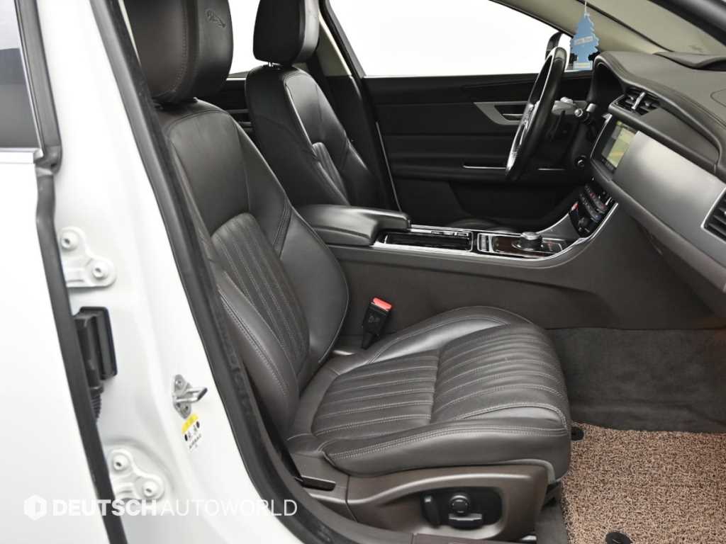 Jaguar XF - Vista 10
