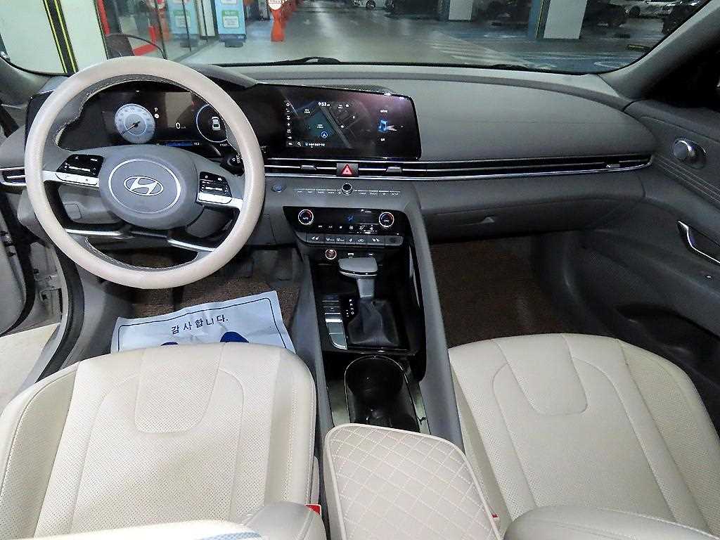 HYUNDAI Avante - Vista 10