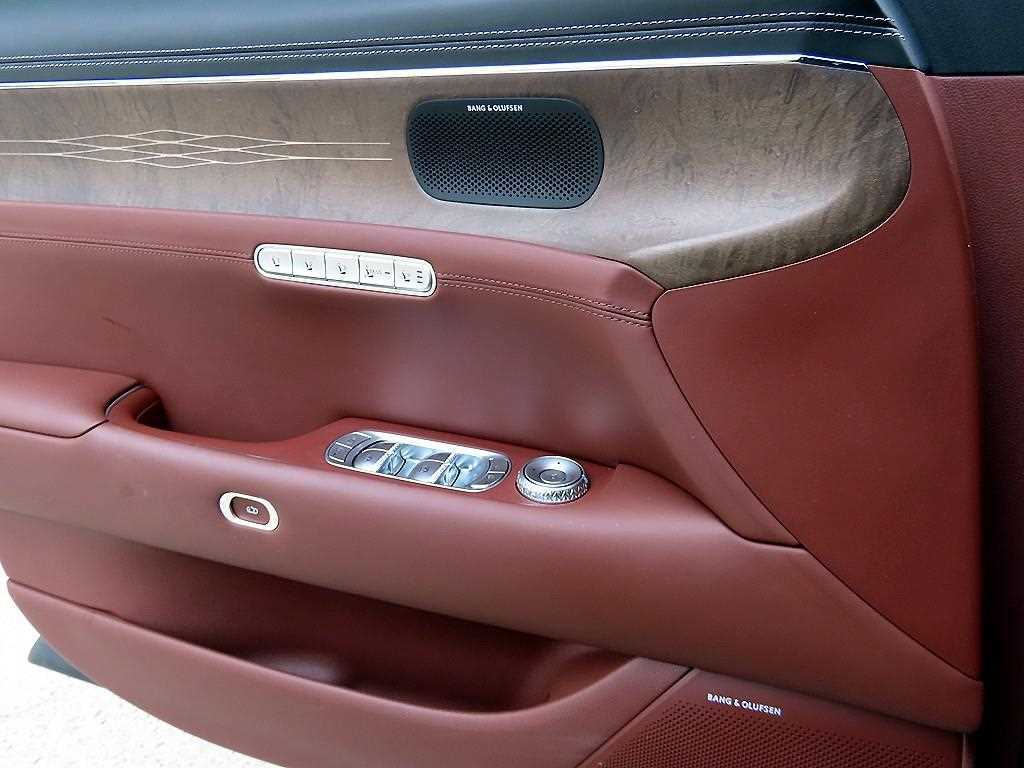 Genesis G90 - Vista 12