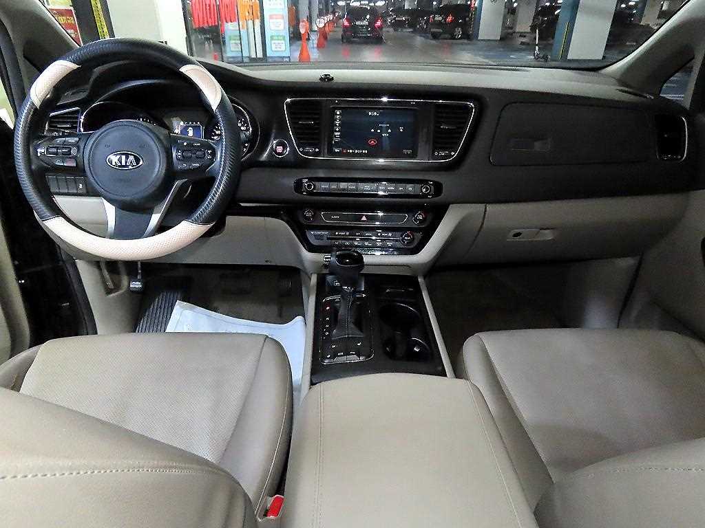 KIA Carnival - Vista 10