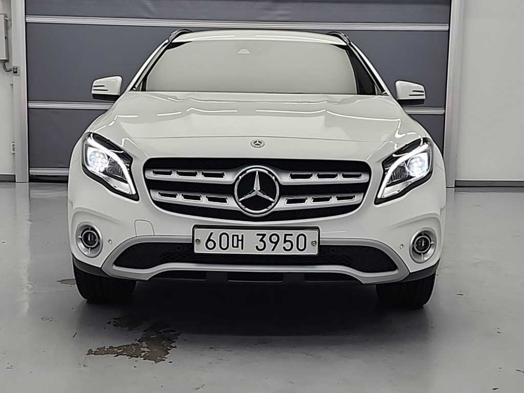 Mercedes Benz GLA Class - Vista 2