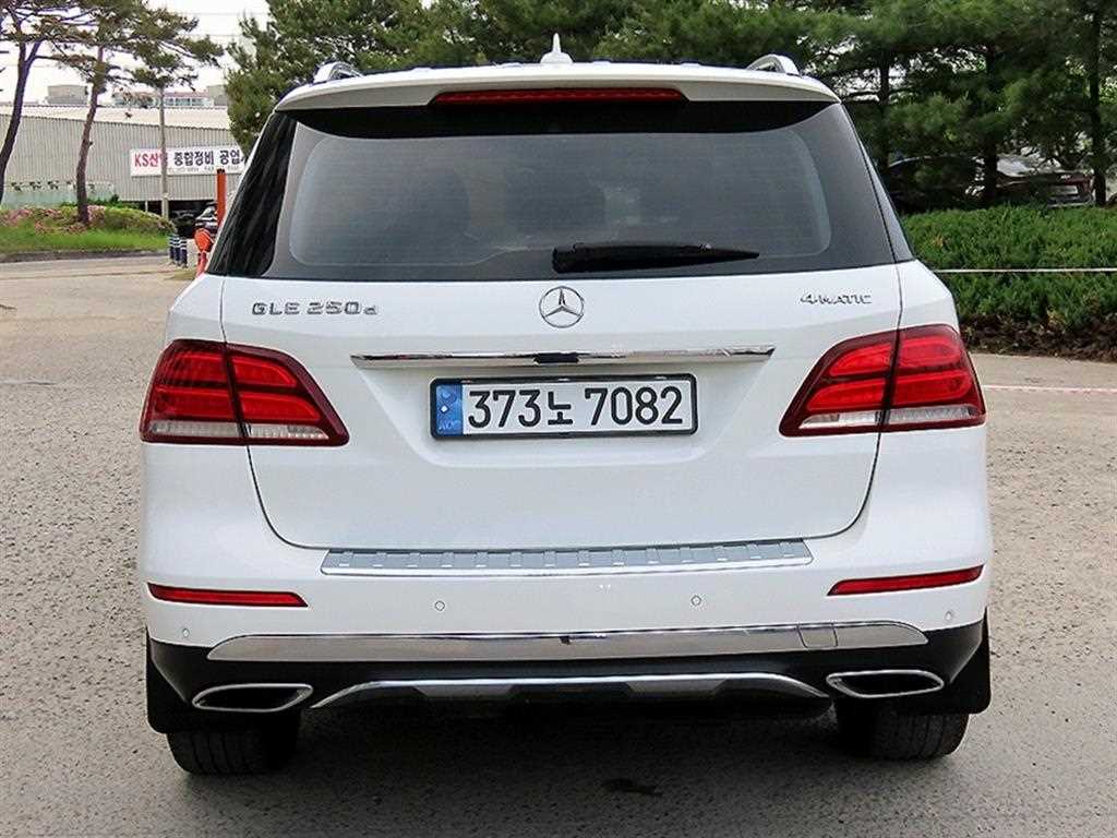 Mercedes Benz GLE Class - Vista 4