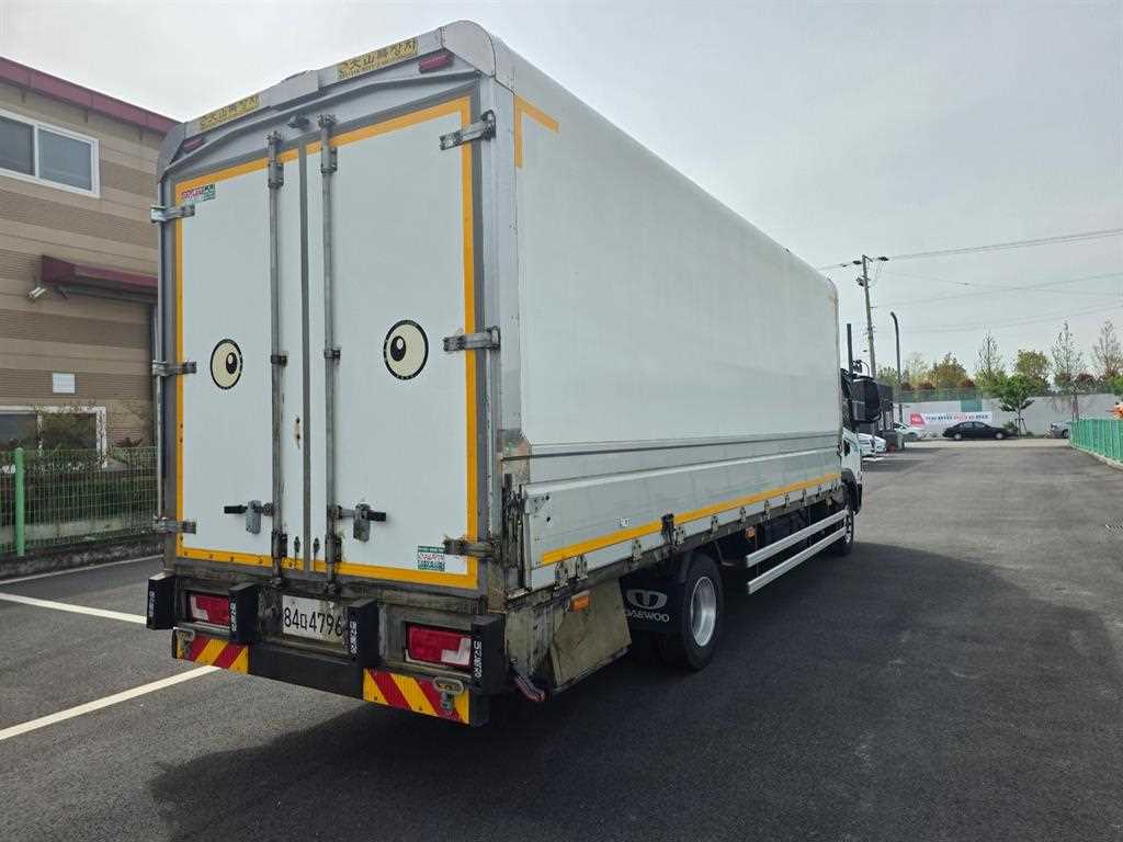 medium and large cargo truck - Vista 4