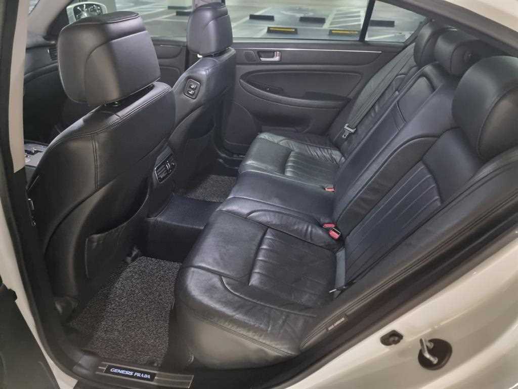 HYUNDAI Genesis - Vista 5