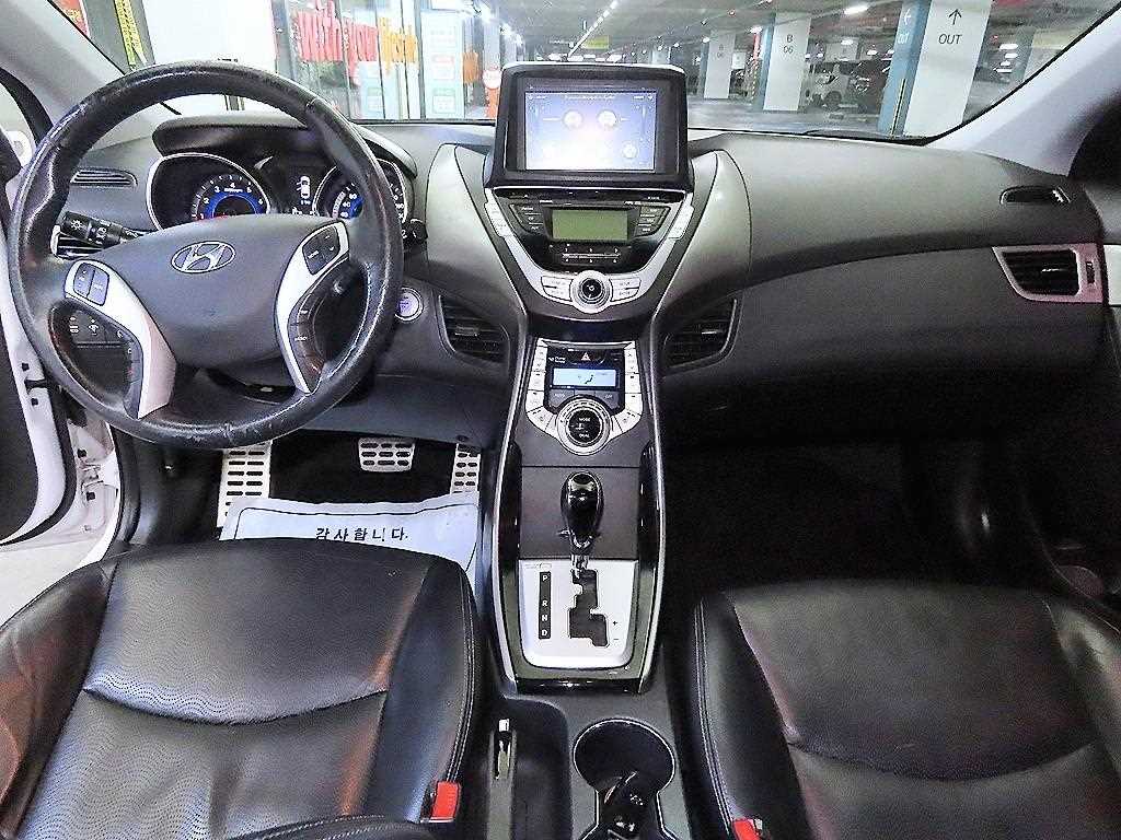 HYUNDAI Avante - Vista 10