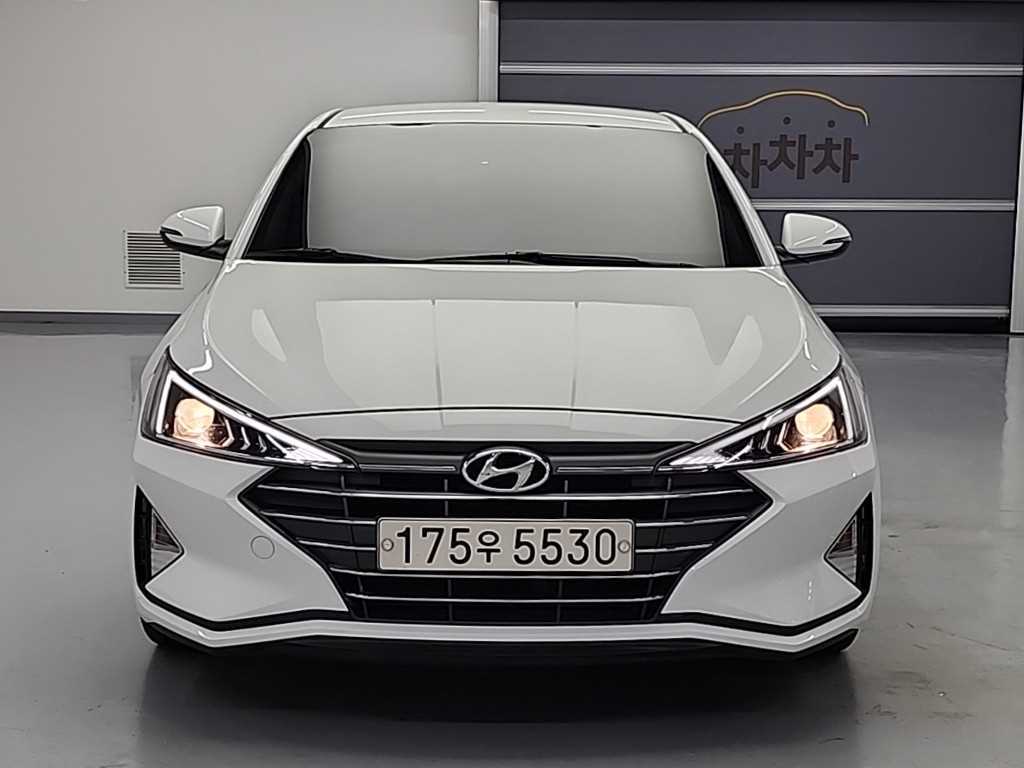 HYUNDAI Avante - Vista 2