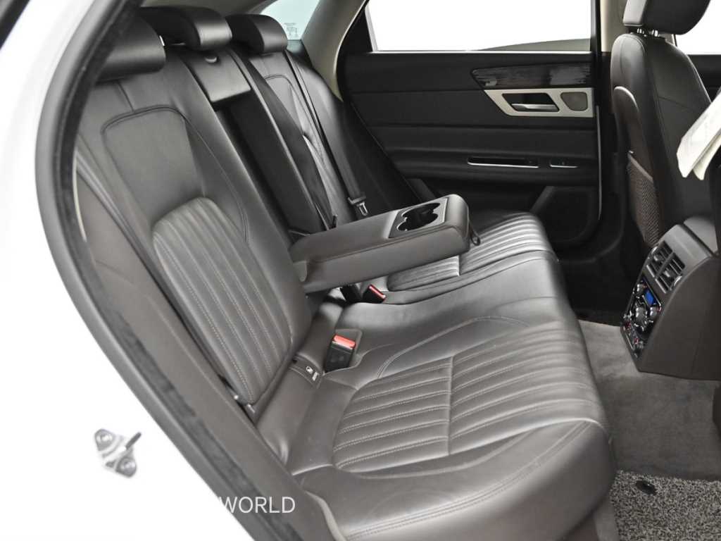 Jaguar XF - Vista 12