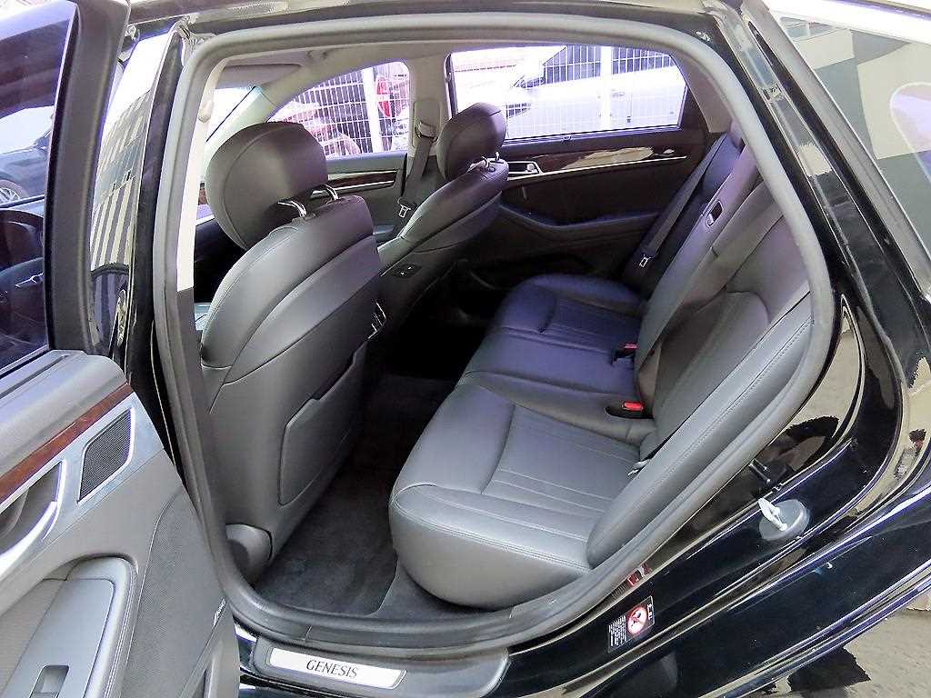 HYUNDAI Genesis - Vista 6