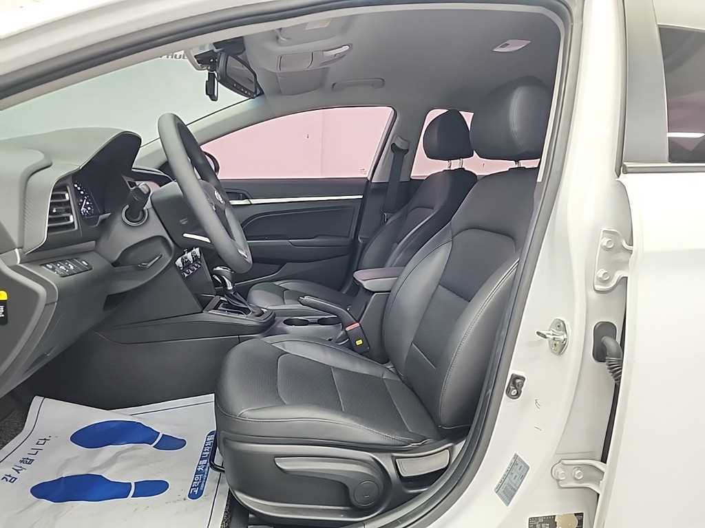 HYUNDAI Avante - Vista 11