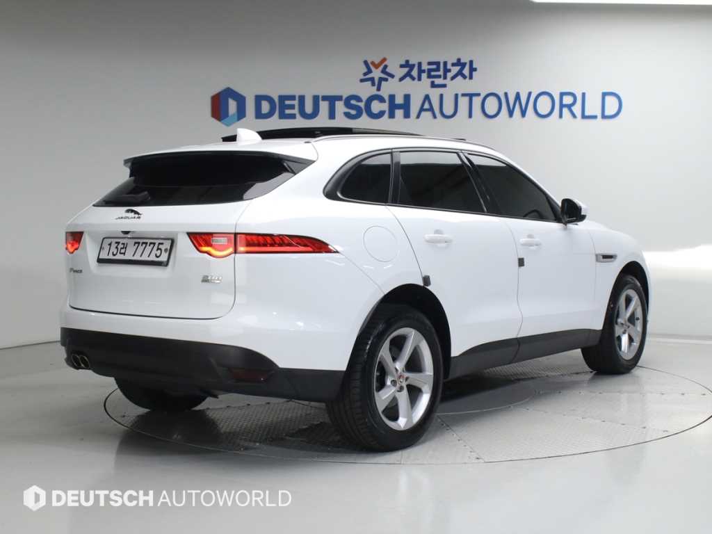 Jaguar F-PACE - Vista 2