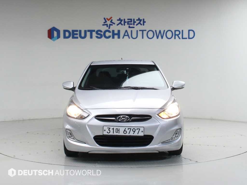 HYUNDAI Accent - Vista 3