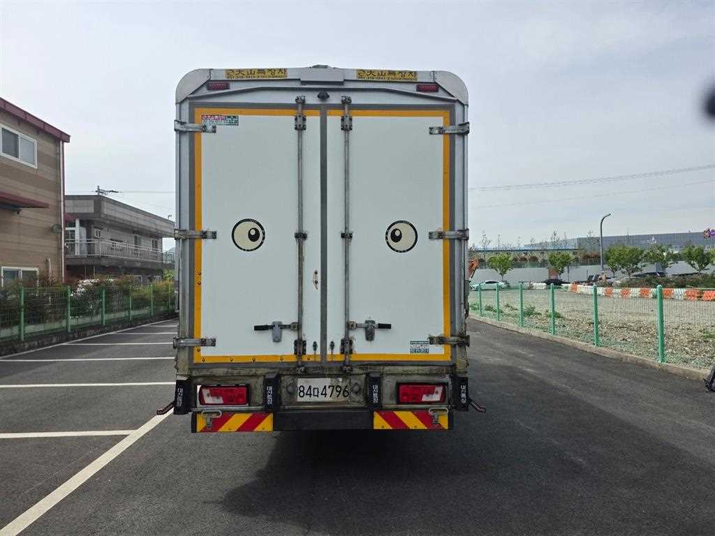 medium and large cargo truck - Vista 3