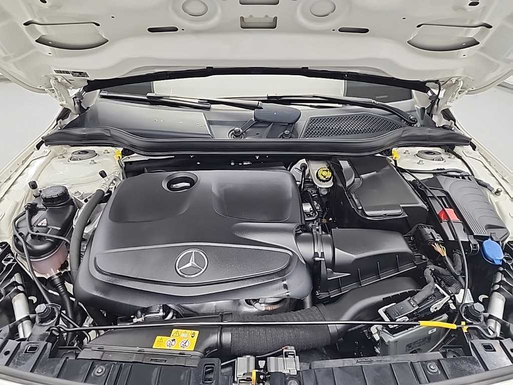 Mercedes Benz GLA Class - Vista 5