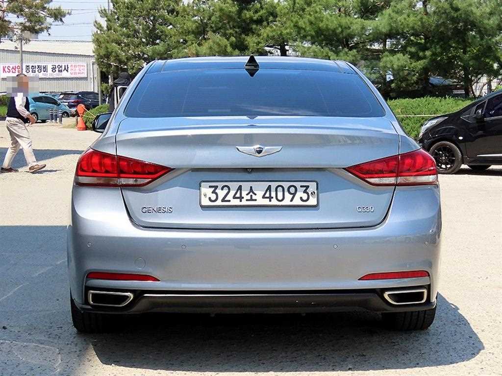 HYUNDAI Genesis - Vista 4